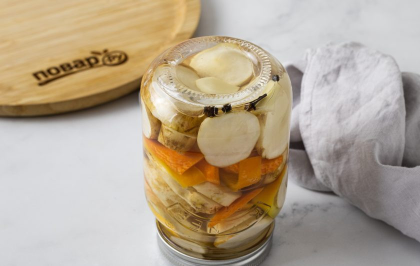 1. Этап. Маринованный топинамбур: Вскипятите воду с солью и сахаром. Доведите до кипения и в конце добавьте уксус. Влейте горячий маринад в банку, герметично закрутите крышкой и переверните вверх дном. Укутайте в полотенце и оставьте так до полного остывания.