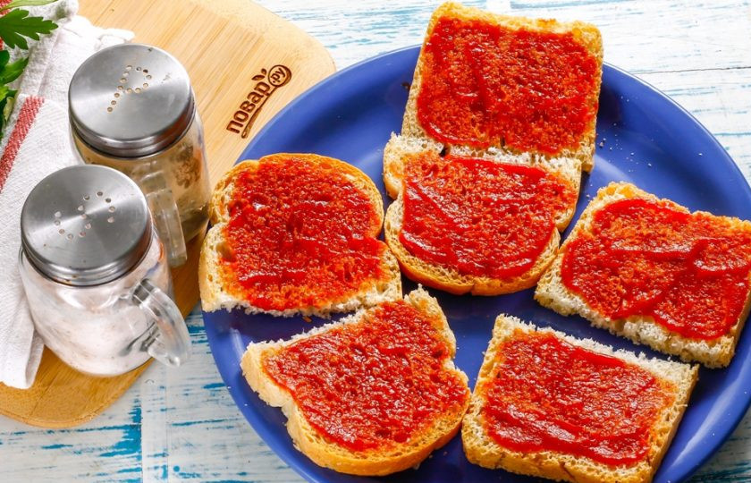 1. Этап. Бутерброды с ветчиной и сыром: Ломтики хлеба любого сорта разрежьте пополам или же приобретите уже нарезанный хлеб. Обмажьте каждый ломтик кетчупом. Лучше всего использовать кетчуп без добавок, не горький и не пряный.