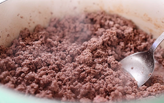 1. Этап. Соус к спагетти с фаршем: 4. В сковороде на среднем огне обжарьте фарш до коричневого цвета.