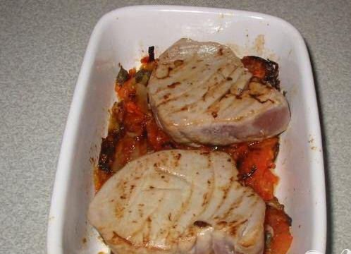 1. Этап. Тунец в томатном соусе: 6. За 5 минут до готовности помидор, разогреть 1 ст.л. оливкового масла в сковородке на максимальном огне. Добавить тунец и готовить 20 секунд с каждой стороны. Готовые помидоры вынуть из духовки, полить 2 ст.л. оливкового масла и сверху выложить тунец. Положить форму обратно в духовку и запекать еще 15 минут.