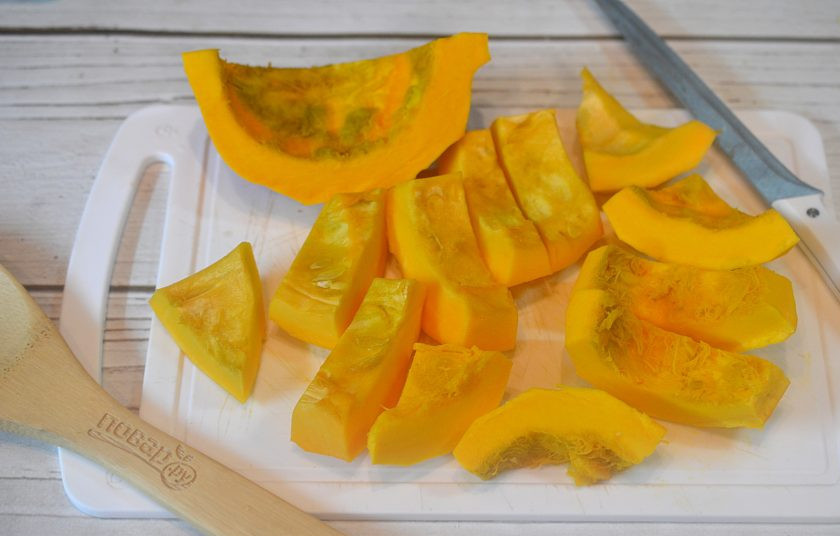 1. Этап. Запеченная тыква с орехами: 1. Тыкву почистите и нарежьте ломтиками среднего размера.