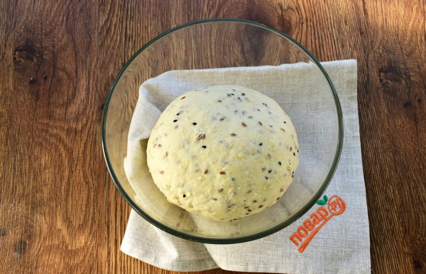 1. Этап. Овсяный каравай: Соедините в миске сухие ингредиенты. Сделайте углубление и добавьте жидкие ингредиенты. Замесите мягкое тесто, не липнущее к рукам. Тесто вымешивайте в течение 10 минут. Поместите тесто в миску, слегка смазанную растительным маслом.