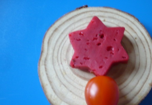 1. Этап. Елка из овощей и тунца: Помидор черри и звездочку из красного сыра нанижите на зубочистку, и отложите их в сторону.