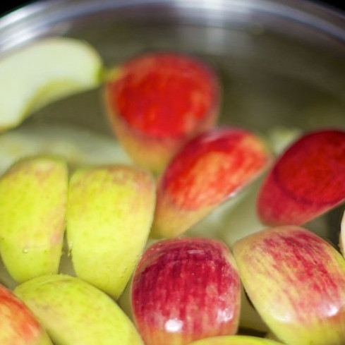 1. Этап. Фруктово-ягодный компот: Добавляем нарезанные на дольки яблоки и груши. Варим 15 минут на среднем огне.