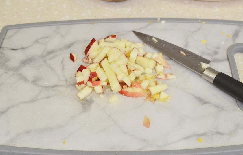 1. Этап. Салат с яйцом и яблоком: 4. Яблоко нарежьте кубиком.