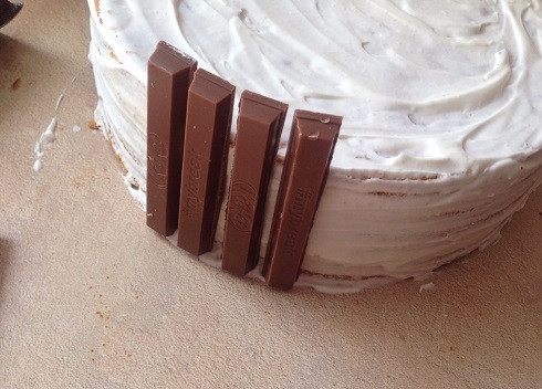 1. Этап. Детский торт своими руками: А оформлять будем легко. Все дети обожают шоколадные вафельки (я использую 