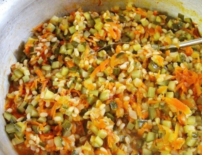 1. Этап. Заправка для рассольника с перловкой на зиму: Затем добавьте уксус и протушите еще 10 минут.