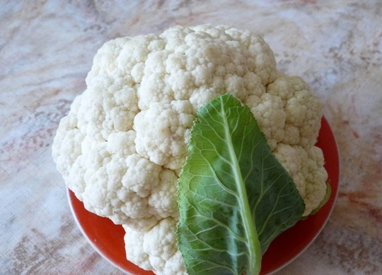 1. Этап. Цветная капуста, фаршированная фаршем: Мы выбираем средний кочан цветной капусты без темных пятен. Удаляет листья у основания и тщательно моем его.