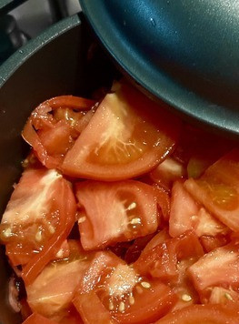 1. Этап. Борщ. Два пути: Еще через час добавил в чугунок пару хороших спелых помидоров. Но условие «хороших и спелых» обязательно. Ну, а если «не сезон» или нет таких помидоров, «в принципе», то можно взять консервированные в собственном соку, например, или столовую ложку «с верхом» томатной пасты. Томить надо еще с полчаса, но тут лучше ориентироваться на аромат, исходящий из чугунка. Все овощи должны быть, что называется готовыми. Упревшими то есть. Не надо, чтобы доваривалось что-то в дальнейшем.