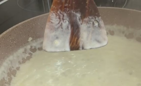 1. Этап. Сырный соус Дор Блю: 6. Через 3-5 минут соус должен приготовиться. Чтобы это проверить, проведите по лопатке с соусом пальцем. Он не должен стекать по этой дорожке.