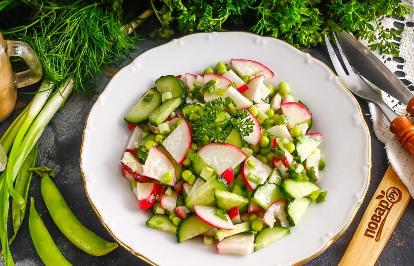 1. Этап. Салат с тыквенным маслом: Подайте салат к столу сразу же после его приготовления.