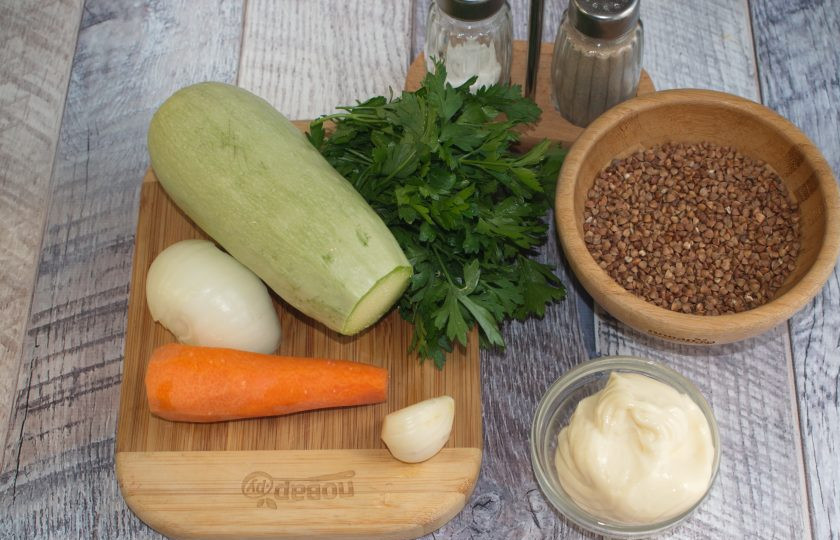 1. Этап. Гречневый суп Сливочный: Овощи и зелень вымойте. Морковь, лук и чеснок очистите. Крупу промойте в прохладной воде.