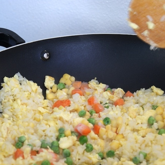 1. Этап. Рис с жареными креветками по-китайски: Добавляем в рис овощи.