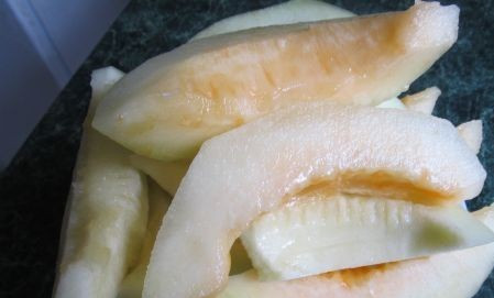 1. Этап. Дыневое варенье с апельсином: 1. Для этого варенья нам понадобится спелая дыня. У меня был хороший урожай в прошлом году и я решила поэкспериментировать. Результат - вполне удачный. Итак, моем и чистим дыню от кожуры, после чего нарезаем кубиками среднего размера.