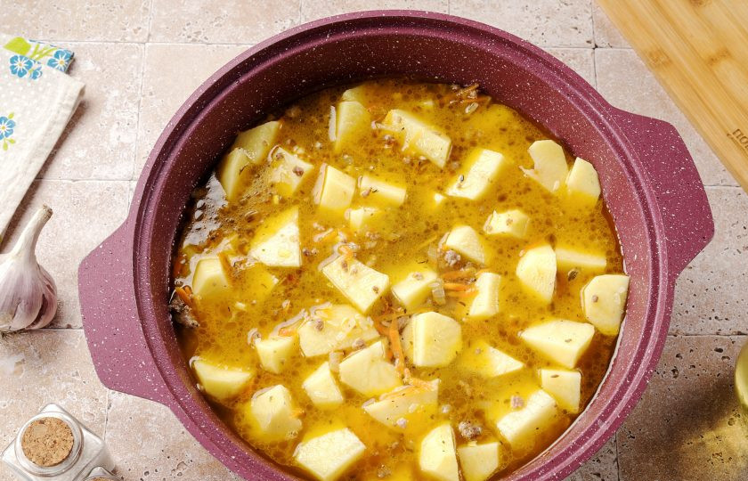 1. Этап. Картофель с фаршем и рисом: Перемешайте, добавьте кипяток и отрегулируйте на соль. Вода должна почти полностью покрывать содержимое. Накройте крышкой, доведите до кипения, затем уменьшите огонь до минимального и тушите около 20-30 минут (до готовности картофеля и риса).