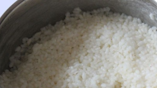 1. Этап. Роллы с красной икрой: Предварительно рис нужно отварить до готовности, затем добавить в него заправку из воды, уксуса, соли и сахара.