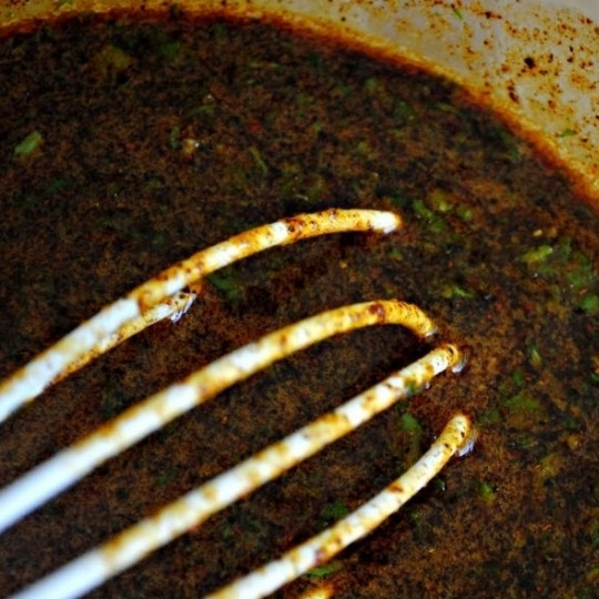 1. Этап. Куриные бедрышки, маринованные в пиве: Хорошенько взбиваем содержимое миски - все специи должны хорошо перемешаться.