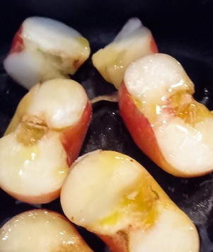 1. Этап. Салат с персиком и прошутто: Разделить персики на две половинки, вынуть косточки, спрыснуть растительным масло и отправить в духовку на 25 минут при 200C.