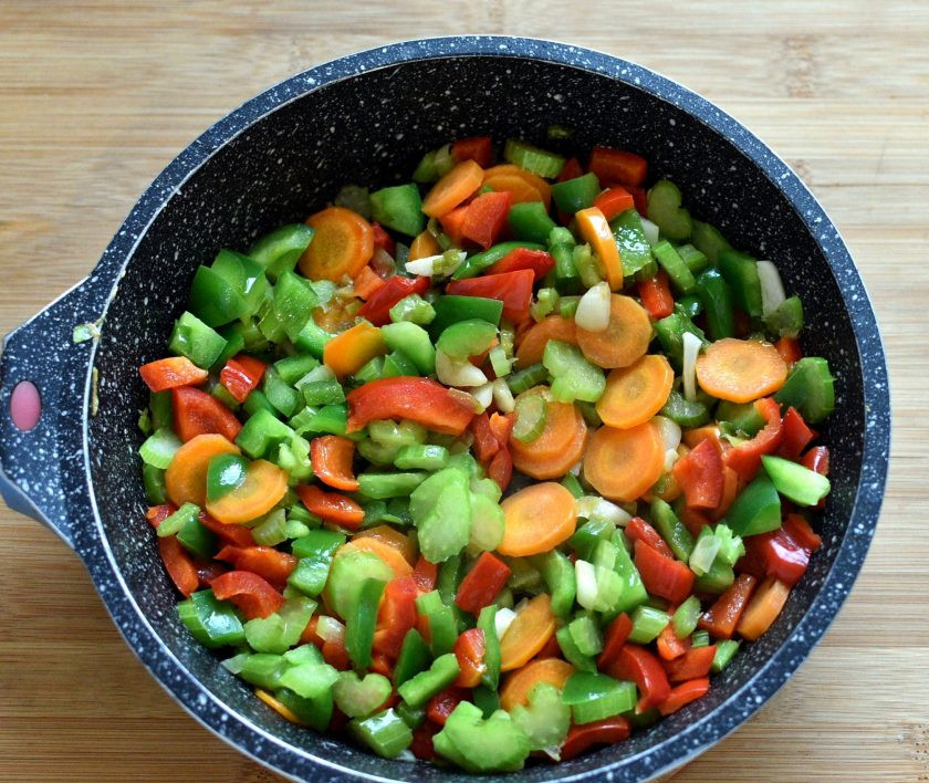 1. Этап. Острый картофельный суп: Затем выложите в сковороду морковь, сельдерей и перец. Пассеруйте 3-4 минуты.