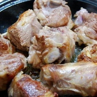 1. Этап. Баранина с овощами в тажине: В тажине разогреваем немного масла, кладем в него кусочки баранины. Обжариваем до румяности.