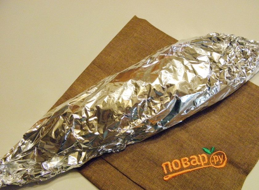 1. Этап. Судак в духовке, запеченный в фольге: Заверните плотно в фольгу судака, отправьте его в духовку на 30-35 минут при температуре в 180 градусов.