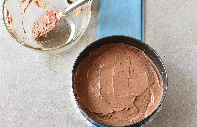 1. Этап. Шоколадный Чизкейк: Достаньте форму с основой из холодильника и выложите крем-чиз ровным слоем. Уберите в морозилку на полчаса.