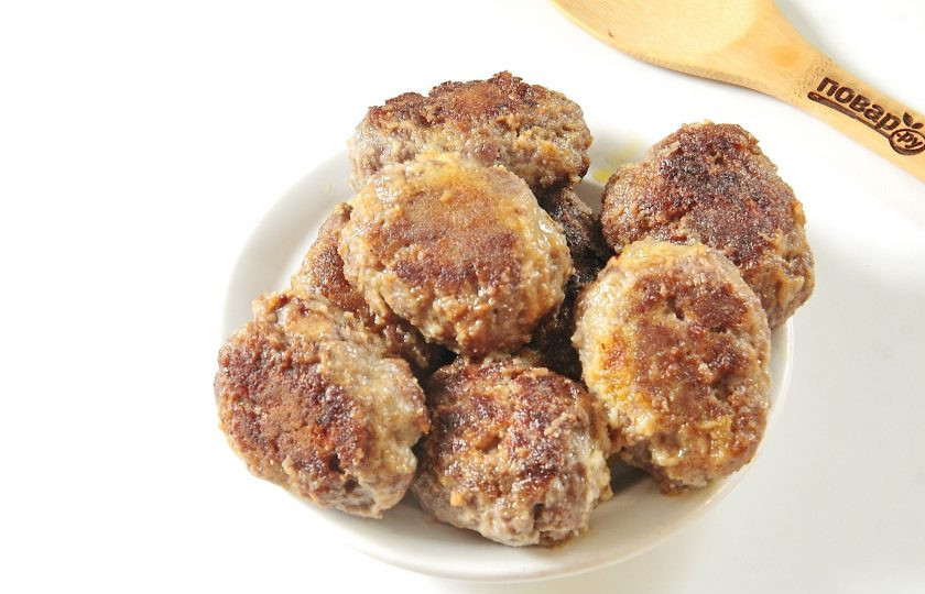 1. Этап. Зразы мясные с морковью: Обжарьте с двух сторон до румяной корочки.