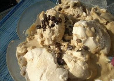 1. Этап. Десерт Летучий остров: 5. В большое блюдо помещаем белковые хлопья, заливаем кремом и ставим в холодильник до подачи на стол. Перед подачей гостям посыпаем зернами кофе.