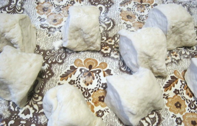 1. Этап. Шельпек: Теперь делим тесто на 7-9 равных частей.