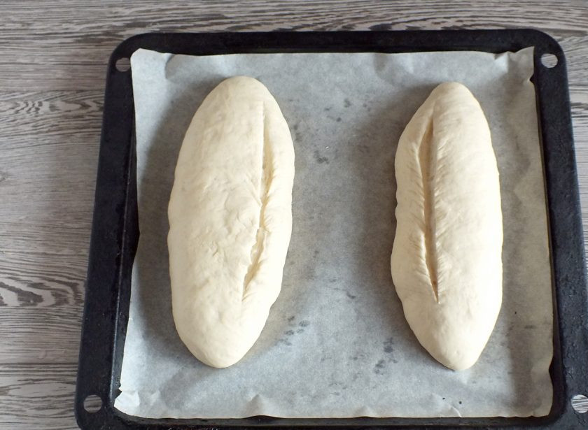 1. Этап. Городская булка: Когда булочки расстоятся, чуть пониже середины, сделайте острым ножом или лезвием разрез. Поставьте выпекаться в разогретую до 180 градусов духовку на 20-25 минут. Учитывайте особенности своей духовки!