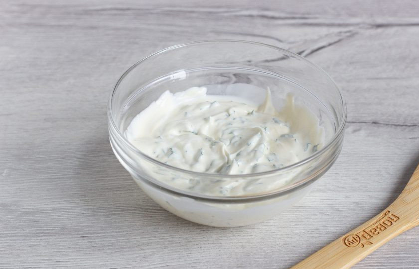 1. Этап. Салат Ласточкино гнездо: Зелень петрушки мелко нарежьте и смешайте со сметаной, майонезом и лимонным соком. Соус готов!