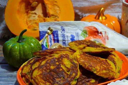 1. Этап. Тыквенно-шпинатные оладьи на творожном сыре: Подать горячими, со сметаной.