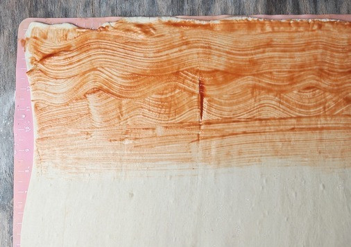 1. Этап. Пирог с тефтелями и сыром: Один край смазать кетчупом.