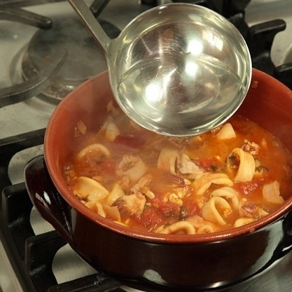 1. Этап. Тушеные кальмары в соусе: Затем добавьте немного горячей воды, перемешайте и варите минуты 3 на среднем огне без крышки.