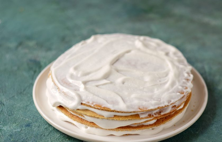 1. Этап. Постный медовик: Смажьте получившимся кремом коржи. Обмажьте бока торта.