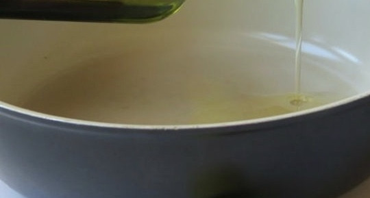 1. Этап. Спагетти с чернилами каракатицы в сливочном соусе: На разогретую сковородку добавьте оливковое масло, выложите лук и чеснок. Готовьте до образования золотой корочки у лука.