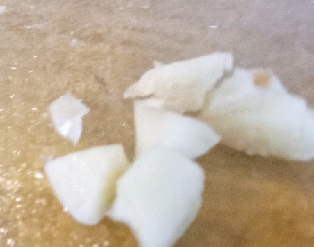 1. Этап. Острый томатный суп: В глубокой ёмкости разогреть оливковое масло и на среднем огне жарить чеснок 2 минуты.