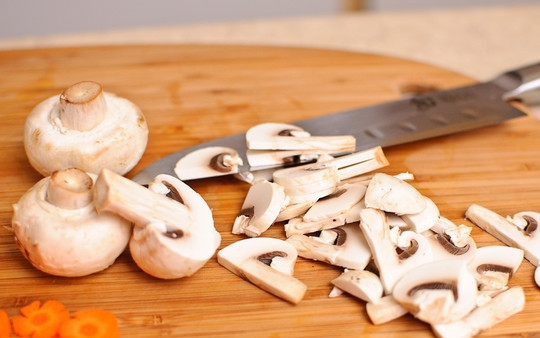 1. Этап. Суп с яичной лапшой: Полукольцами нашинкуйте грибы.