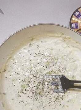 1. Этап. Печеночные котлеты с соусом 3 сыра: В готовый соус добавить немного свежемолотого перца.