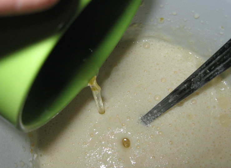 1. Этап. Блинчики на молоке и сметане: 4. В последнюю очередь - взбитые яичные белки и масло. Перемешаем очень тщательно.