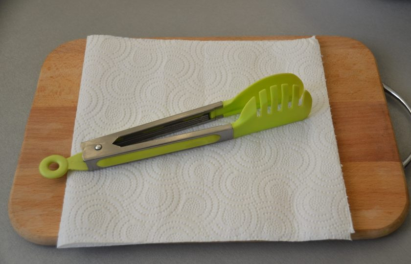 1. Этап. Хворост из жидкого теста: Подготовьте бумажную салфетку и кулинарные щипцы.