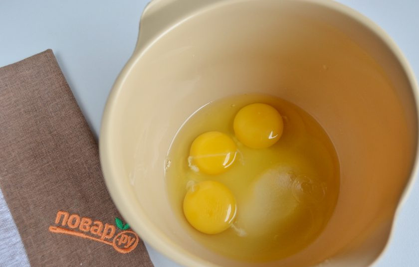 1. Этап. Пирожное Черный лес: 3. Яйца взбейте с сахаром до образования пышной плотной пены.