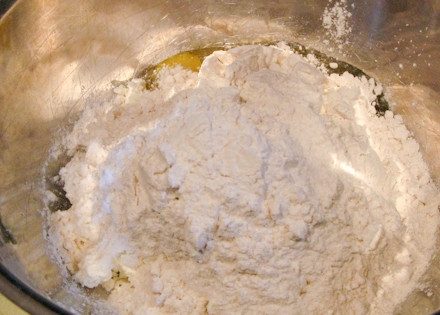1. Этап. Беляши (рецепт теста): 3. Всыпьте просеянную муку с разрыхлителем.