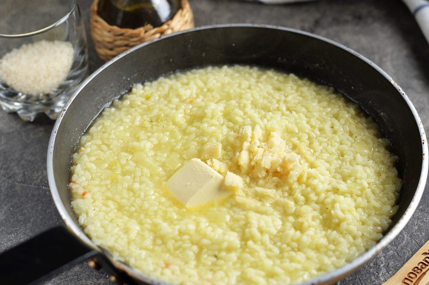 1. Этап. Ризотто с артишоками: Когда рис в сковороде станет кремовым, добавьте оставшееся сливочное масло, всыпьте сыр и хорошенько все перемешайте.