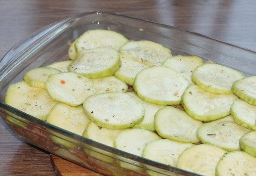 1. Этап. Запеканка с картофелем, кабачками, мясным фаршем: 12. Далее кружочки кабачков.