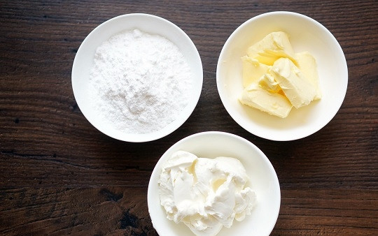 1. Этап. Открытый торт с ягодами: 8. В этот простой рецепт открытого торта с ягодами будет использоваться несложный крем. Все, что для него понадобится, - это сливочное масло, творожный сыр и сахарная пудра.