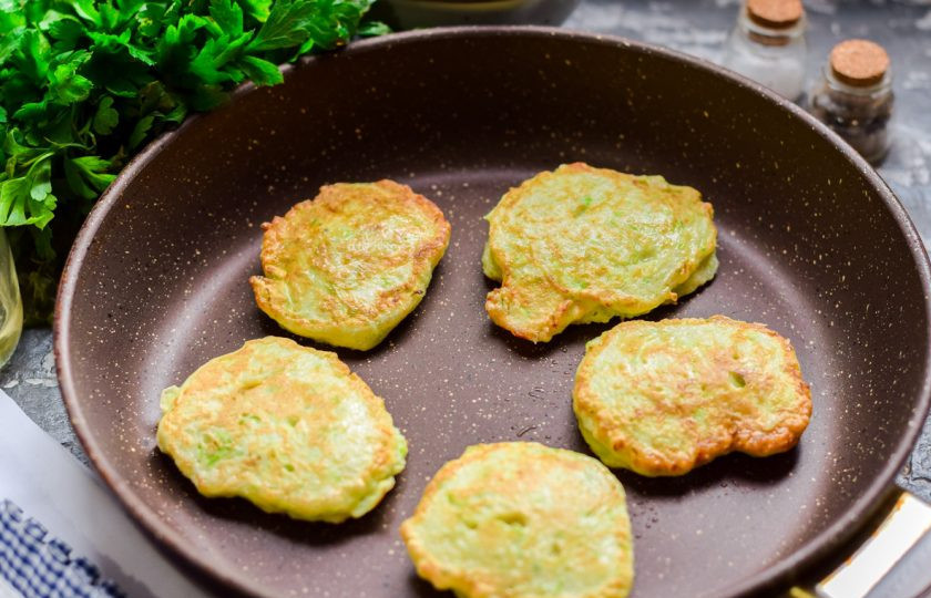 1. Этап. Кабачковые оладьи без масла: Сковороду с антипригарным покрытием хорошо прогрейте. Кабачковую массу выложите столовой ложкой, жарьте оладьи под крышкой по несколько минут с каждой стороны.