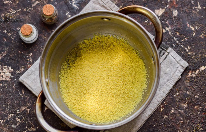 1. Этап. Кускус на молоке: Кускус всыпьте в кастрюлю, добавьте сразу щепотку соли.