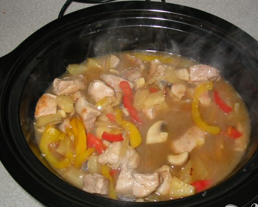 1. Этап. Свинина по-гавайски: 5. Форму для выпечки накрыть крышкой и готовить в духовке на слабом огне 4-3 часа, время от времени помешивая. Подать на стол с гарниром из молодой картошки, картофельного пюре или овощей.