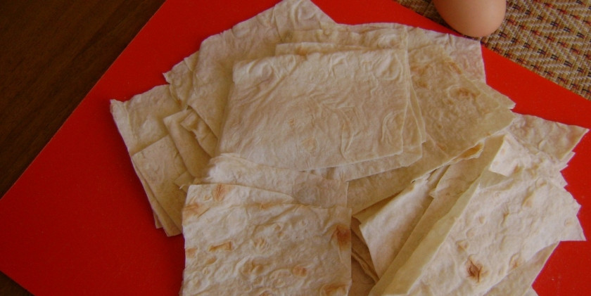 1. Этап. Ачма из лаваша в мультиварке: Другой лаваш порежьте на квадратики.